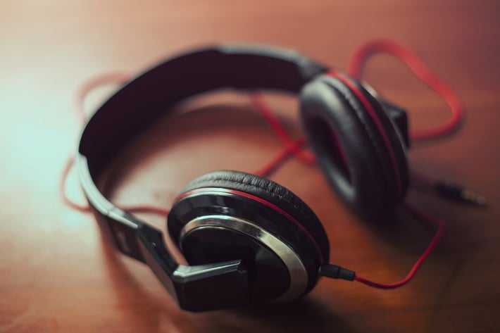 headphones-407190_1920